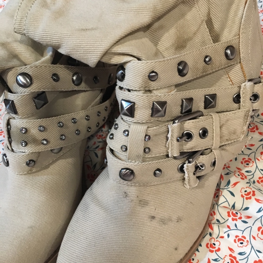 Report distressed canvas boots